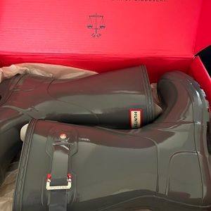 Hunter rain boots, practically new! Pretty glossy gray, nice neutral.